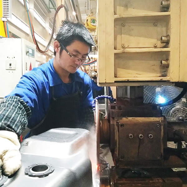 柳州市华鹏机电焊接滚焊轮在某公司焊接生产线上使用